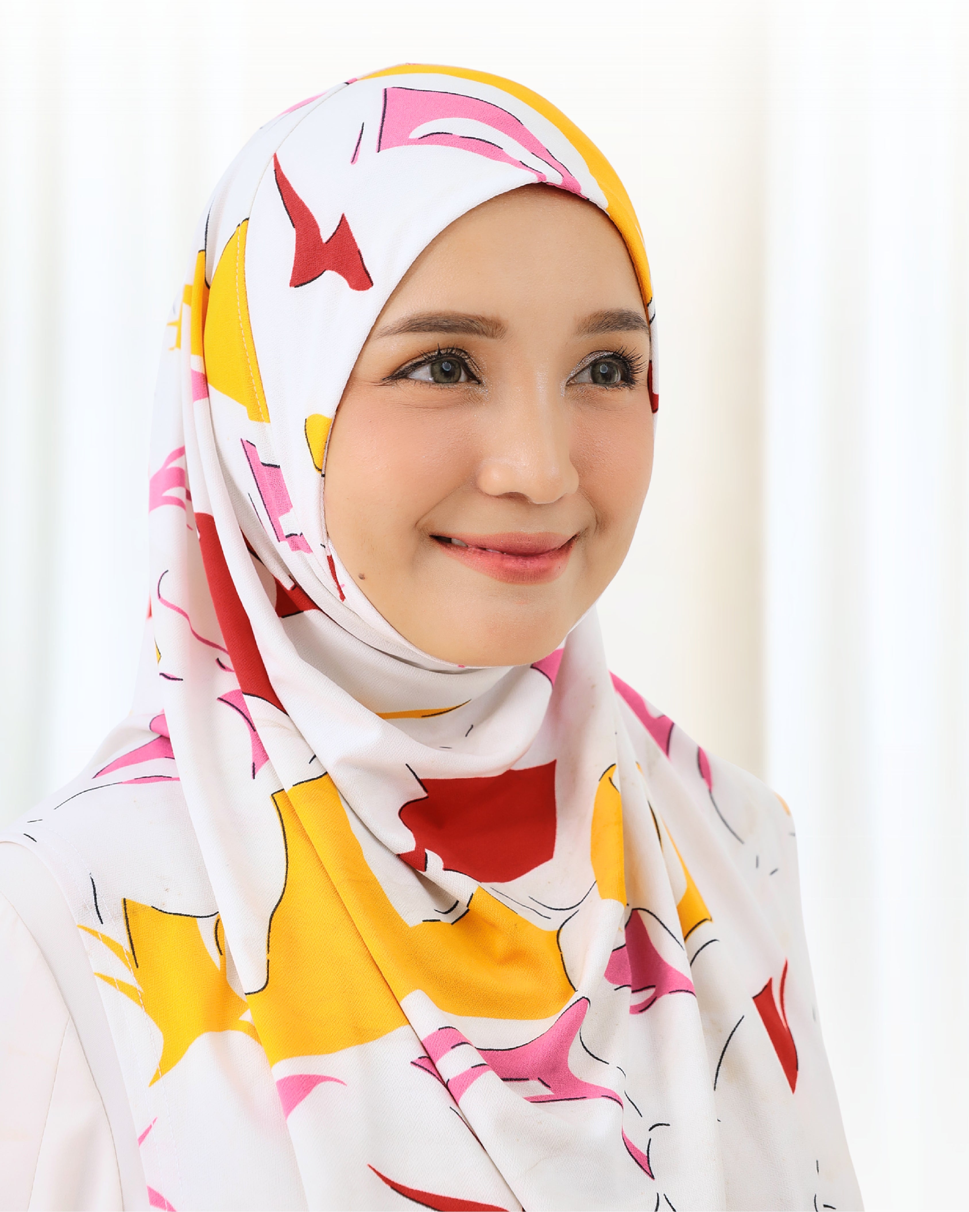 NUHA PRINTED IN COLORFUL WHITE