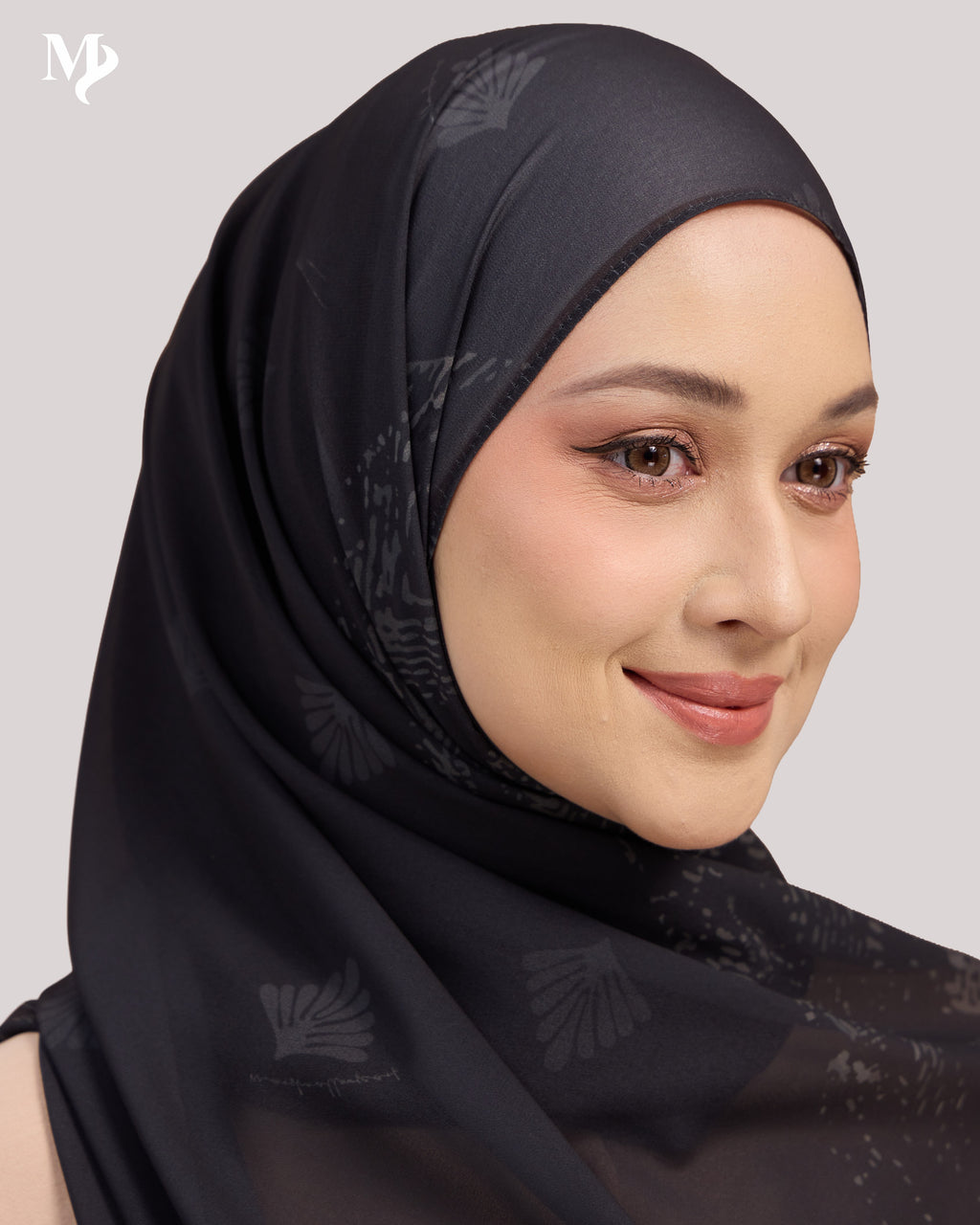 DALILA SHAWL IN BLACK SHELL