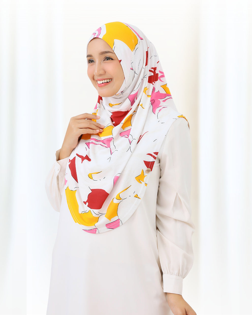 NUHA PRINTED IN COLORFUL WHITE
