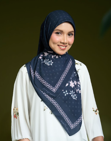 MYZURA IN MIDNIGHT BLOOM